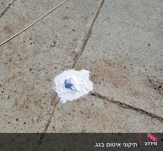איטום סדק בגג עם חומר לבן